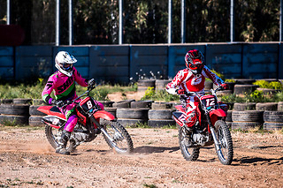 Curso de moto de marchas en asfalto en el circuito de Cheste (Valencia)