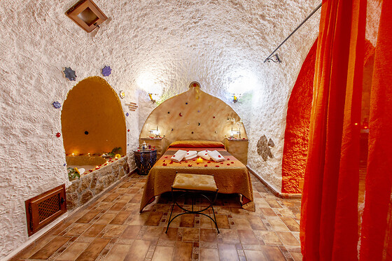 Dos noches en casa cueva suite con jacuzzi para 2 en Casas Cueva Cazorla en Hinojares (Jaén)