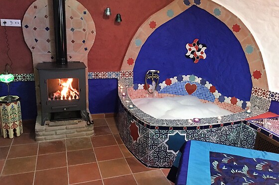 Dos noches en casa cueva suite con jacuzzi para 2 en Casas Cueva Cazorla en Hinojares (Jaén)