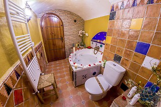 Dos noches en casa cueva suite con jacuzzi para 2 en Casas Cueva Cazorla en Hinojares (Jaén)