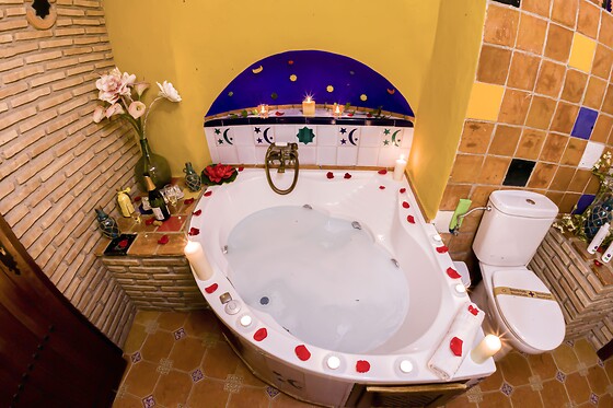 Dos noches en casa cueva suite con jacuzzi para 2 en Casas Cueva Cazorla en Hinojares (Jaén)