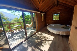 Una noche con desayuno en una cabaña en el árbol para 2 adultos y 2 niños en Iratiko Kabiak en Orbaizeta (Navarra)