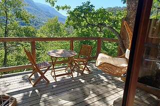 Una noche con desayuno en una cabaña en el árbol para 2 adultos y 2 niños en Iratiko Kabiak en Orbaizeta (Navarra)
