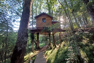 Una noche con desayuno en una cabaña en el árbol para 2 adultos y 2 niños en Iratiko Kabiak en Orbaizeta (Navarra)