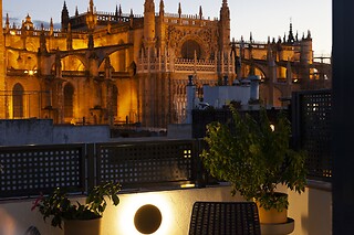 Una noche con cena y espectáculo para 2 en Welldone Cathedral en Sevilla