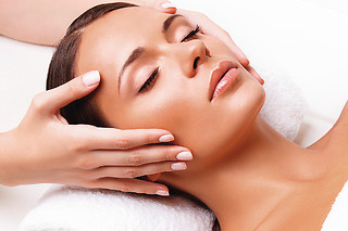 Un tratamiento facial para 2 en Centro de Estética María del Mar Román en Valladolid