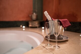 Disfrute de un merecido descanso en habitación romántica especial con bañera de hidromasaje además de un desayuno para 2 en Hotel Boutique Alcoba del Rey de Sevilla*** en Sevilla