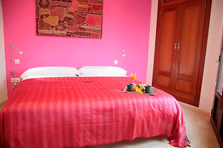 Disfrute de una noche para 2 personas en apartamento cercano a la Basílica de La Macarena, y empiece el día con un desayuno en un hotel cercano para 2 en Apartamentos Rey de Sevilla en Sevilla