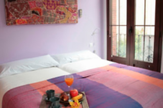 Disfrute de una noche para 2 personas en apartamento cercano a la Basílica de La Macarena, y empiece el día con un desayuno en un hotel cercano para 2 en Apartamentos Rey de Sevilla en Sevilla