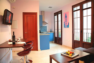 Disfrute de una noche para 2 personas en apartamento cercano a la Basílica de La Macarena, y empiece el día con un desayuno en un hotel cercano para 2 en Apartamentos Rey de Sevilla en Sevilla