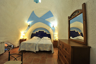 Dos noches con desayunos para 2 en Cuevas la Granja en Benalúa de Guadix (Granada)
