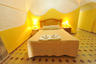 Dos noches con desayunos para 2 en Cuevas la Granja en Benalúa de Guadix (Granada)