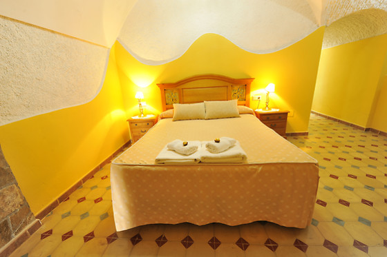 Dos noches con desayunos para 2 en Cuevas la Granja en Benalúa de Guadix (Granada)